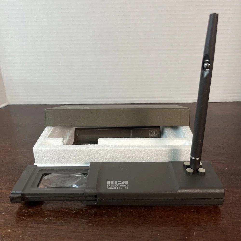 Vtg RCA Laboratories Pen w/Stand & Built in Pull out Magnifying Glass New in Box